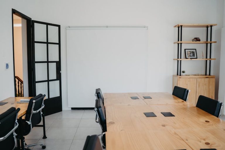 Aranżacja sali konferencyjnej – ergonomia, technologia i design