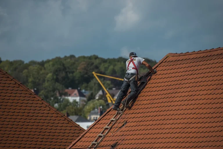 Kompleksowa naprawa dachów w Lubinie — przeglądy, świetliki i malowanie